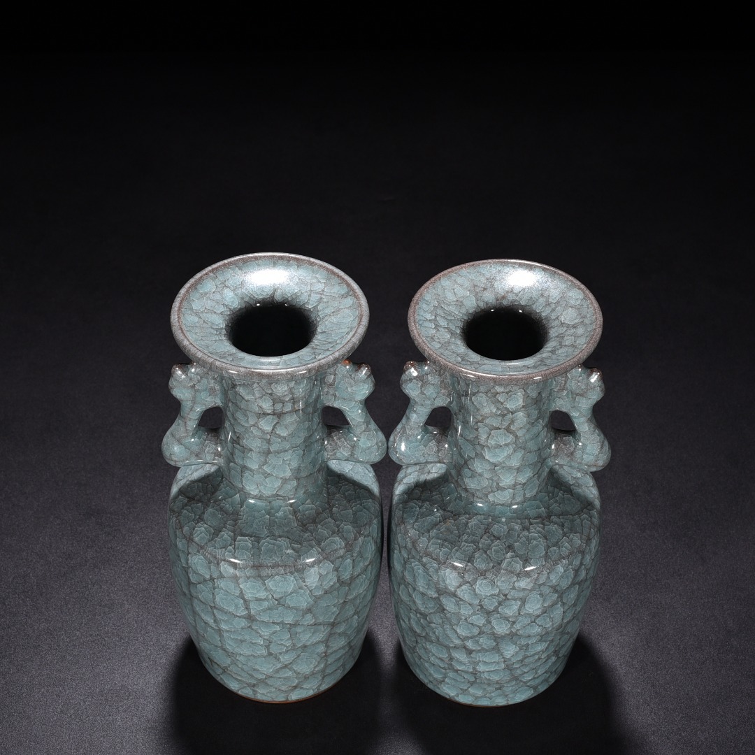Song Dynasty Guan kiln celadon phoenix tail dish bottle