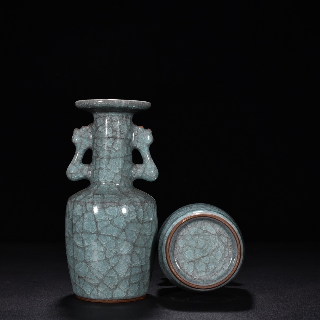Song Dynasty Guan kiln celadon phoenix tail dish bottle