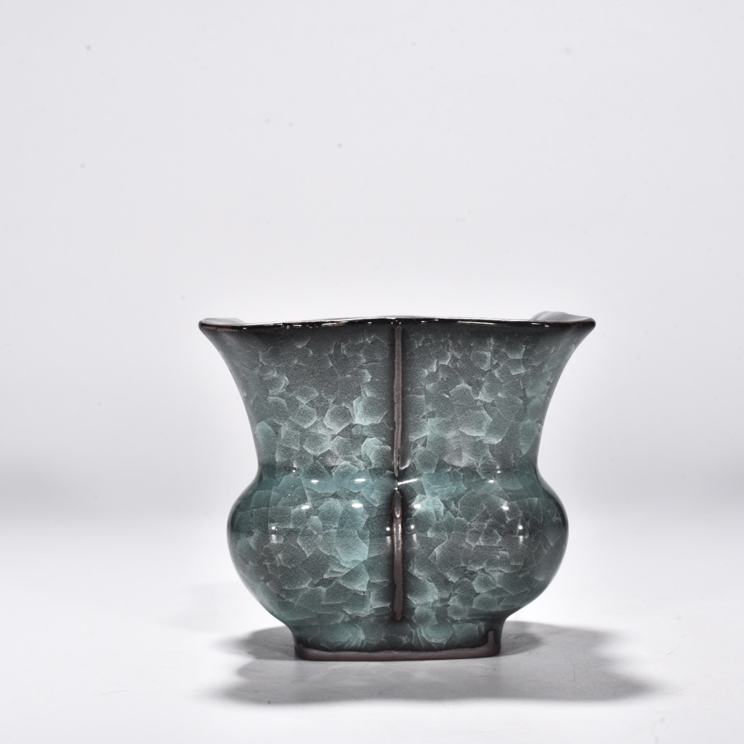Song Dynasty official kiln celadon ice cracked halberd slag bucket