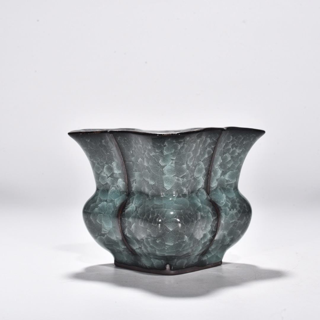 Song Dynasty official kiln celadon ice cracked halberd slag bucket