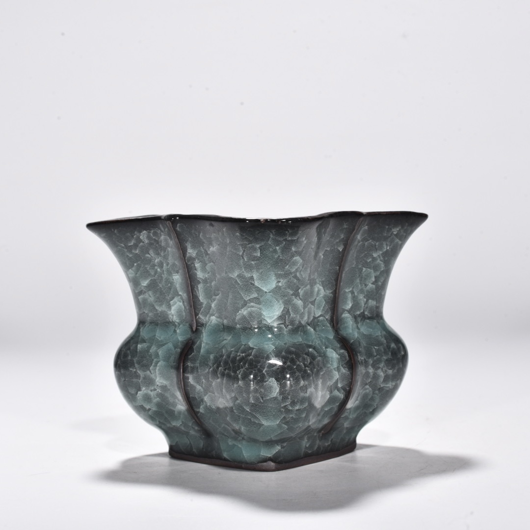 Song Dynasty official kiln celadon ice cracked halberd slag bucket