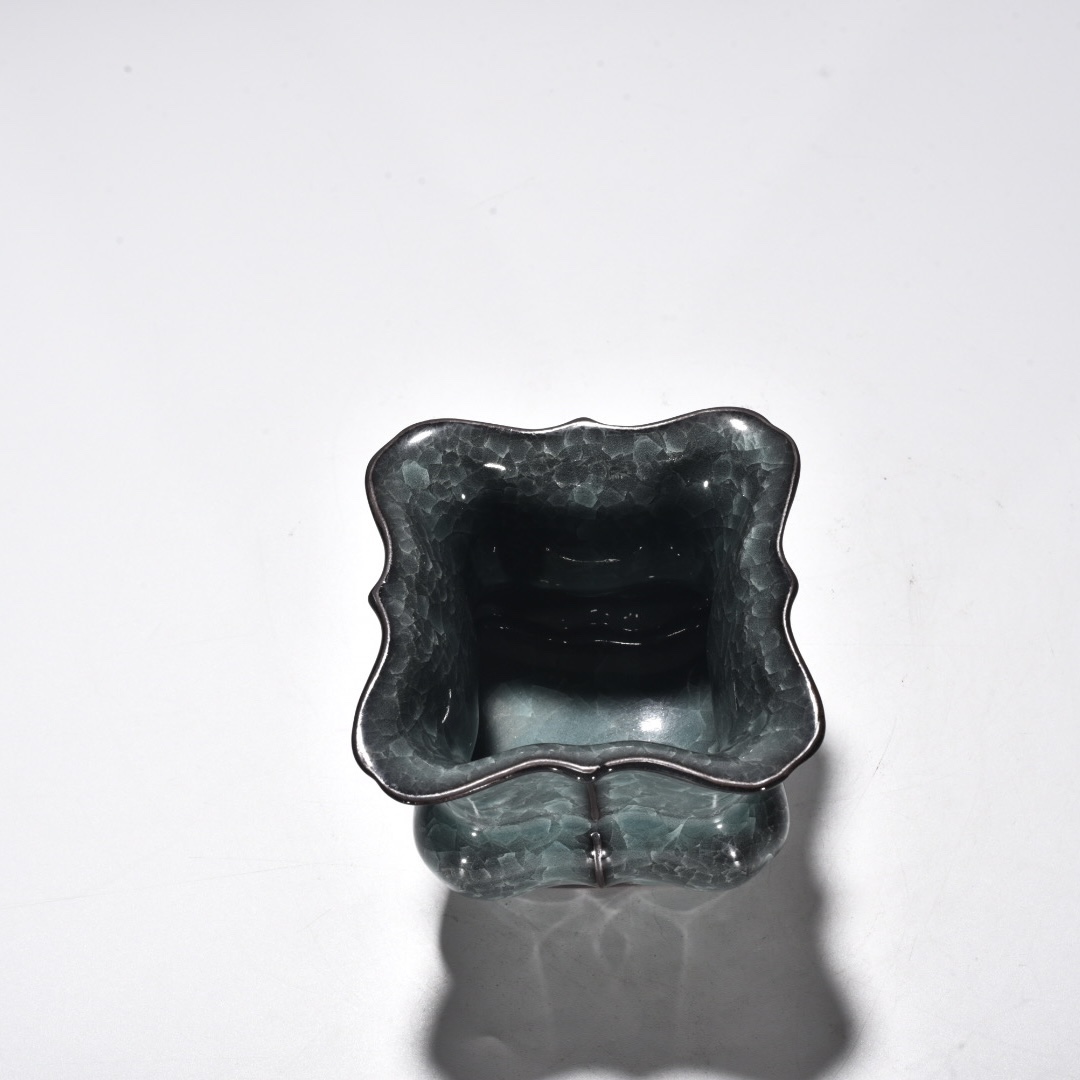 Song Dynasty official kiln celadon ice cracked halberd slag bucket