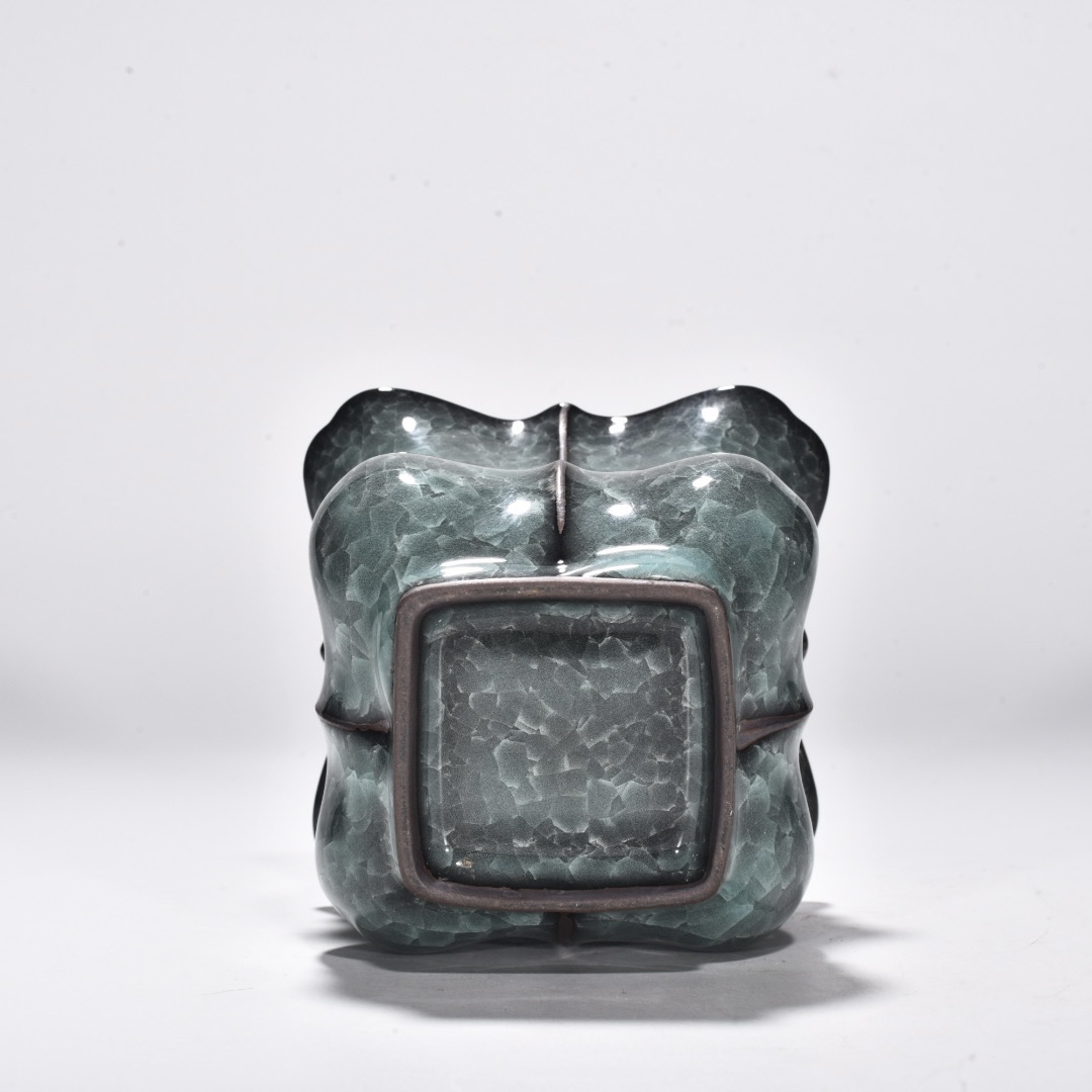 Song Dynasty official kiln celadon ice cracked halberd slag bucket