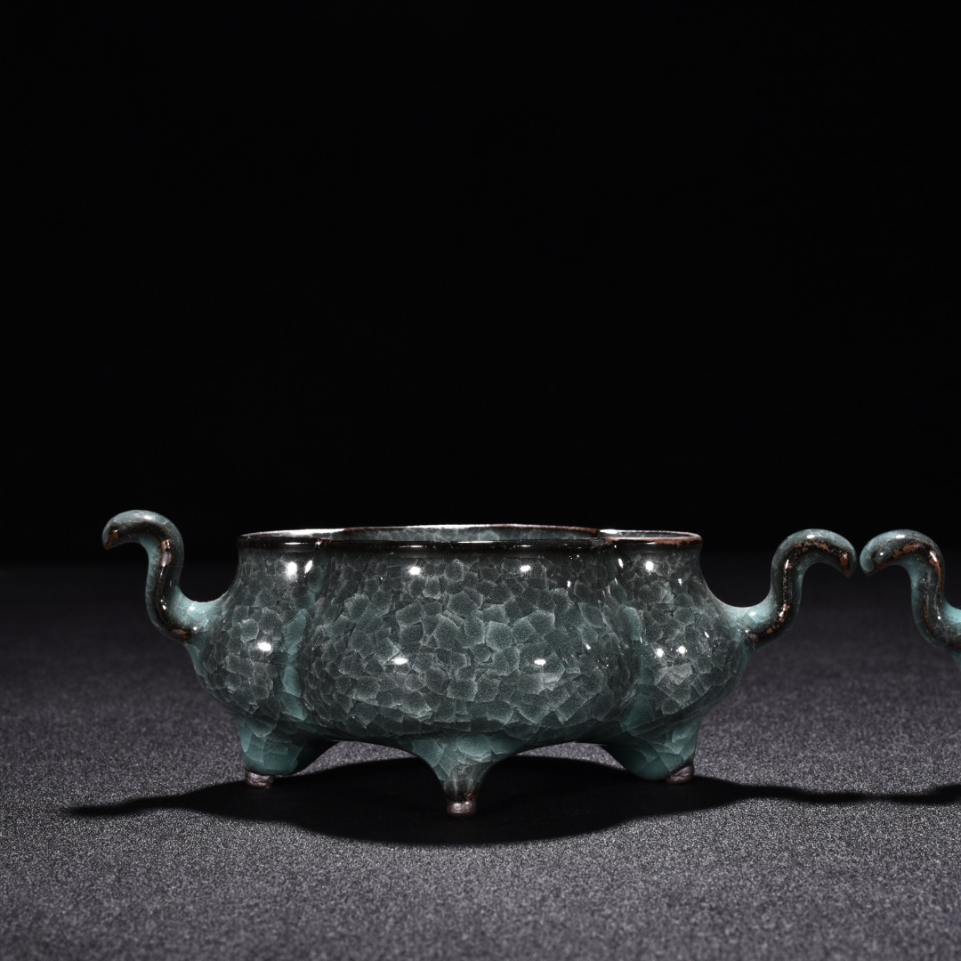 Song Dynasty official kiln celadon double eared stove
