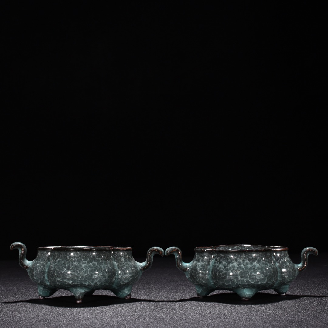 Song Dynasty official kiln celadon double eared stove