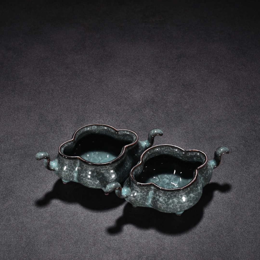 Song Dynasty official kiln celadon double eared stove