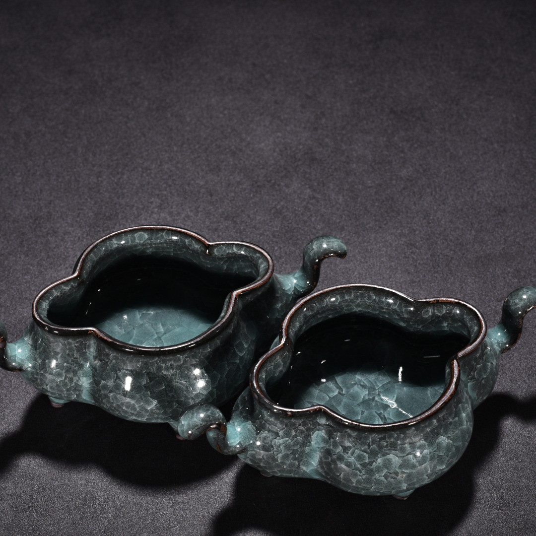 Song Dynasty official kiln celadon double eared stove