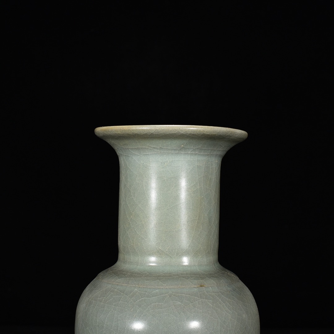 Song Dynasty official kiln celadon Phoenix tail vase
