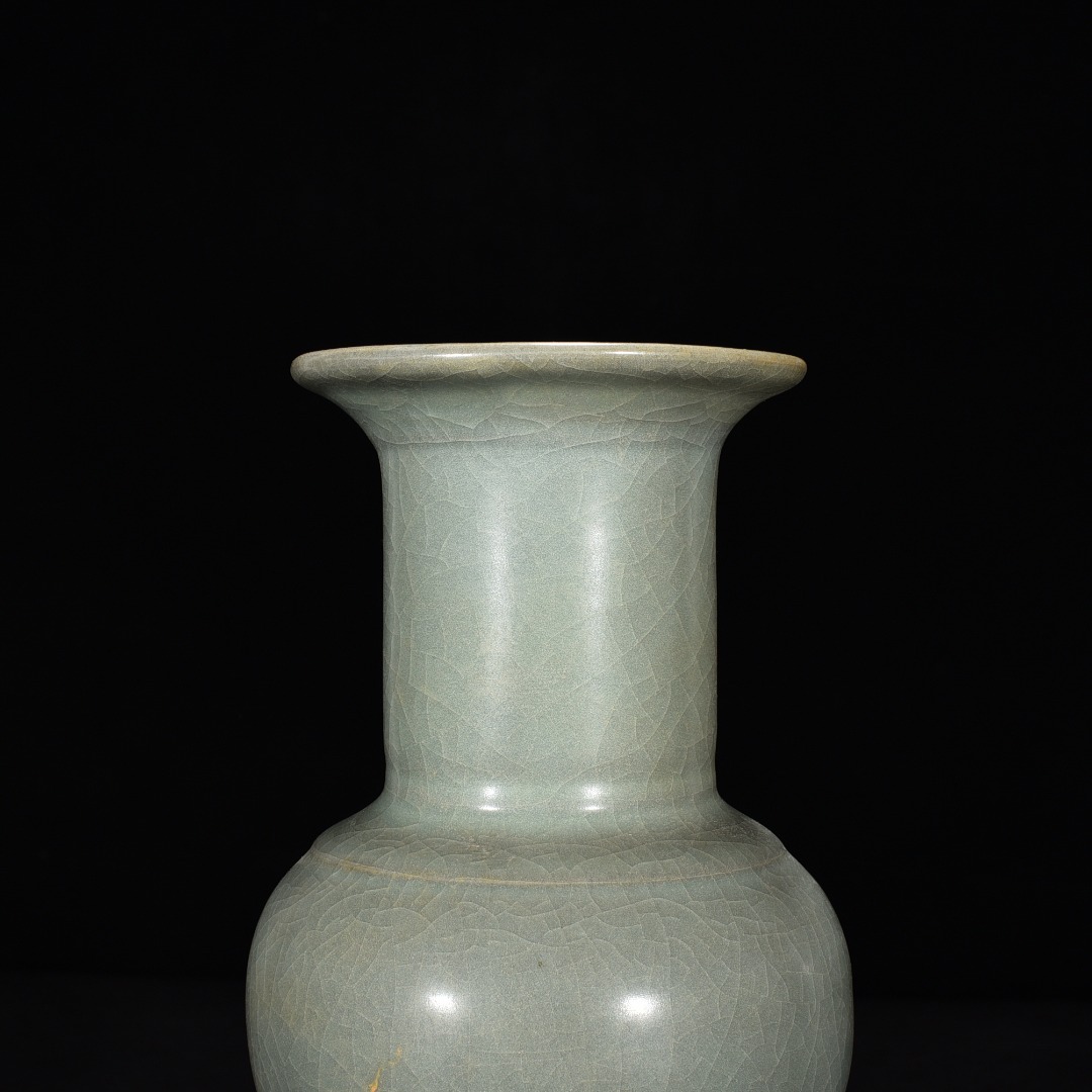 Song Dynasty official kiln celadon Phoenix tail vase