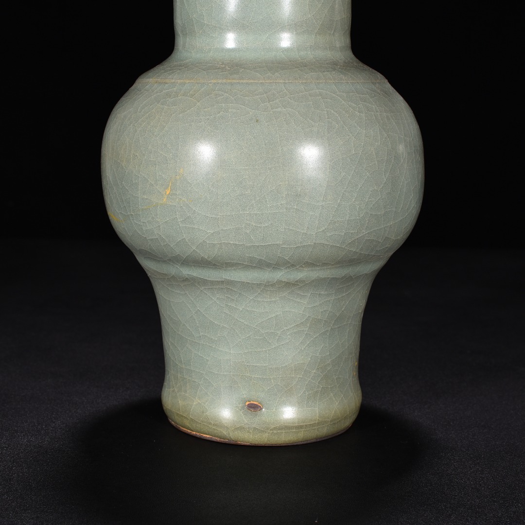 Song Dynasty official kiln celadon Phoenix tail vase