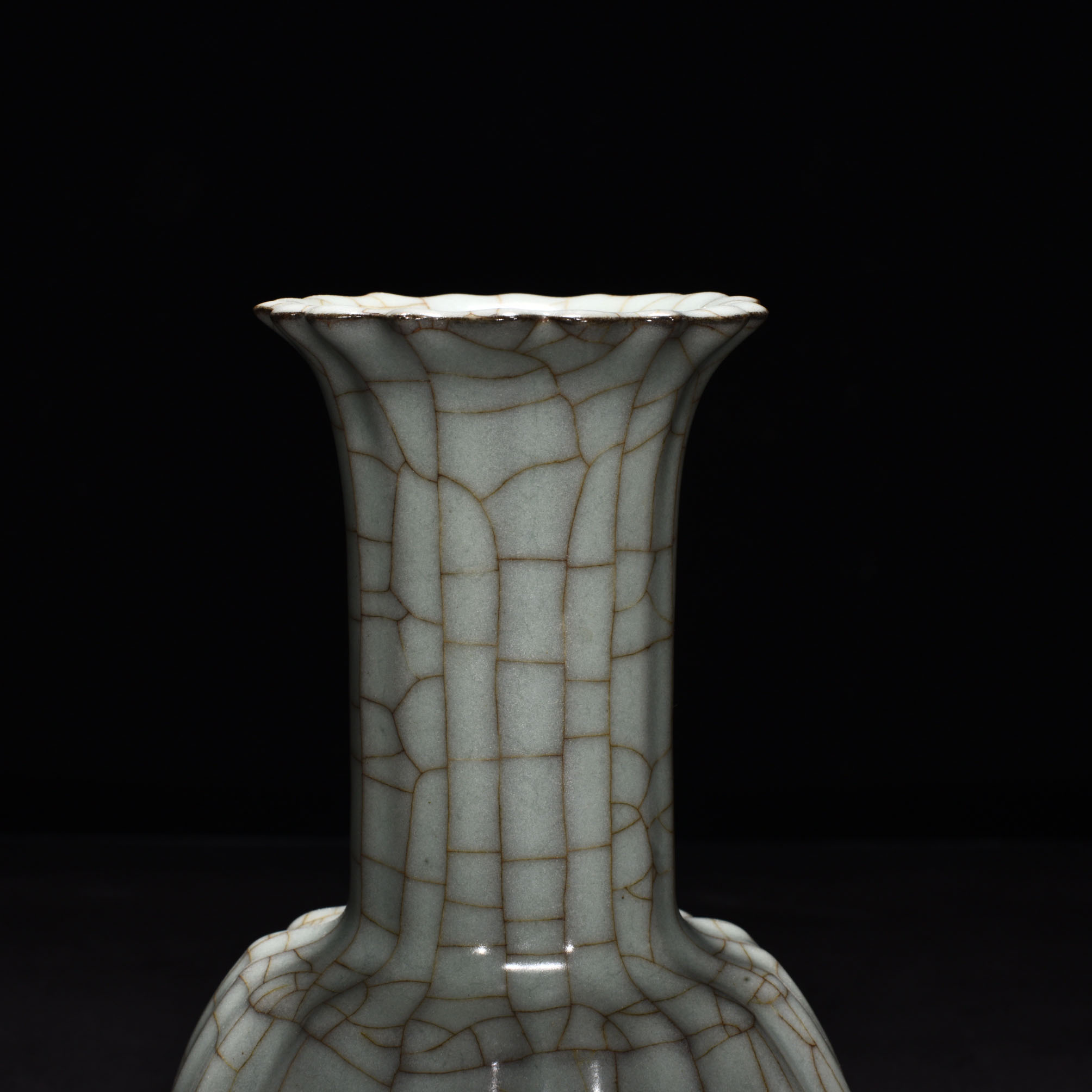 Song Dynasty official kiln celadon scraped edge bottle