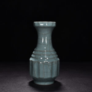 Song Dynasty official kiln celadon plate mouth bottle