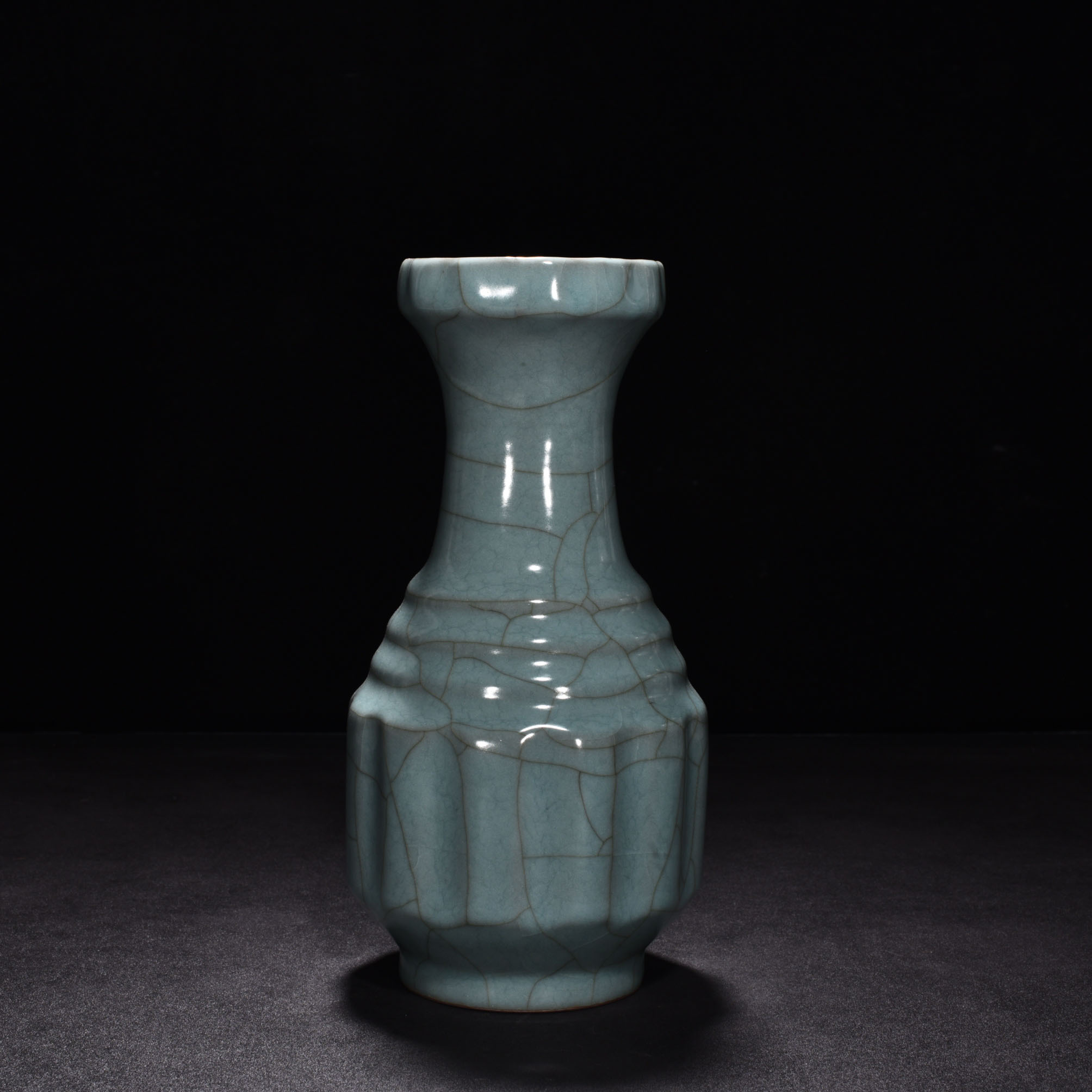 Song Dynasty official kiln celadon plate mouth bottle