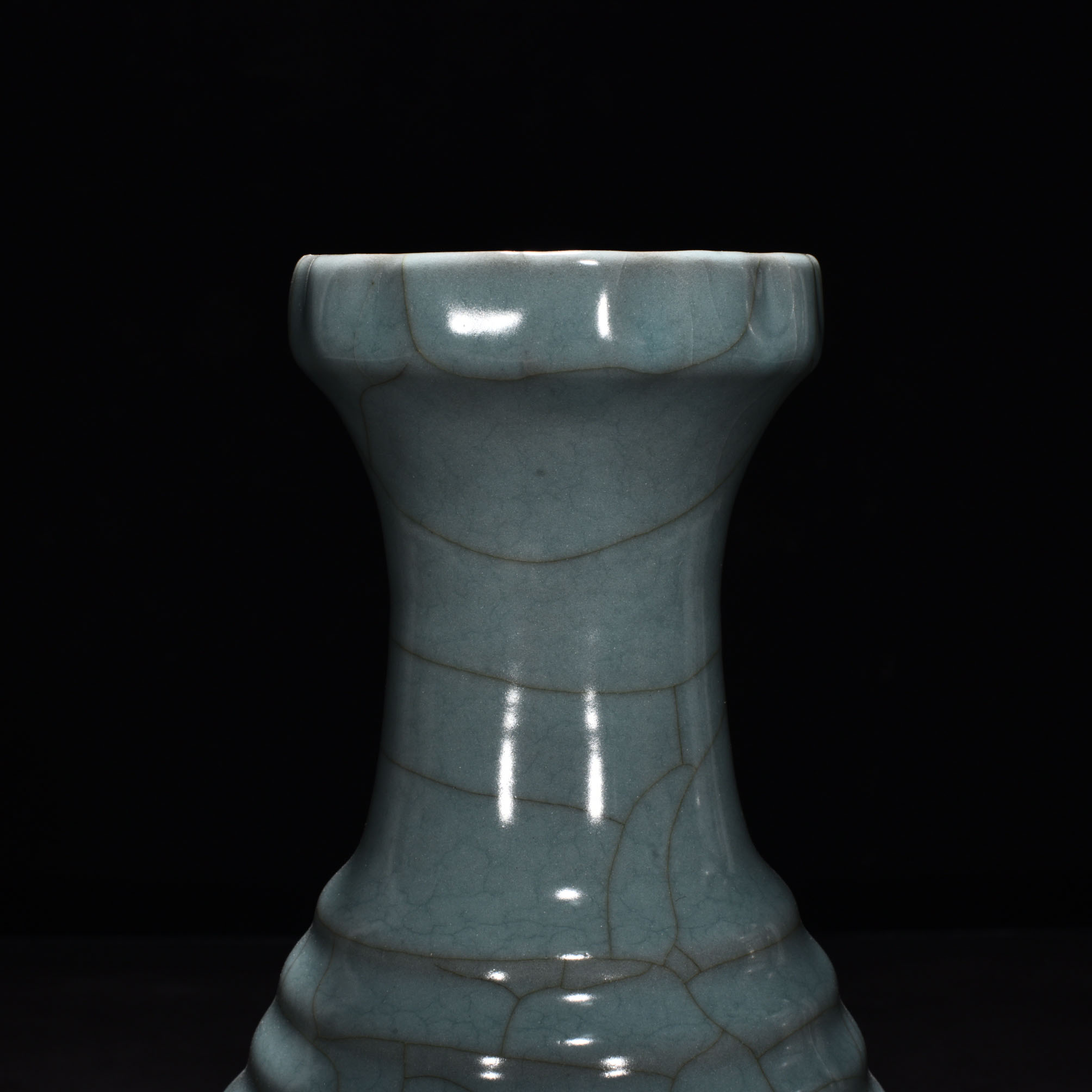 Song Dynasty official kiln celadon plate mouth bottle
