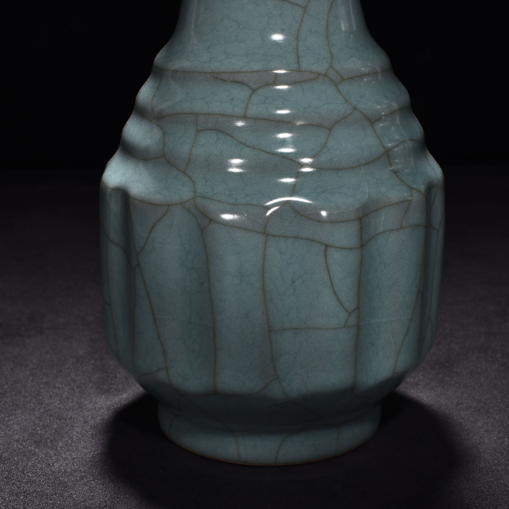 Song Dynasty official kiln celadon plate mouth bottle