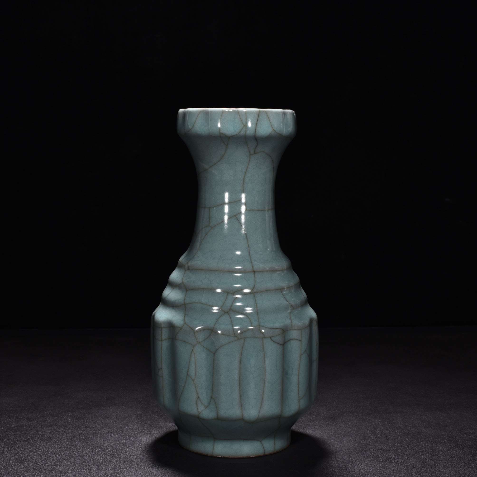 Song Dynasty official kiln celadon plate mouth bottle