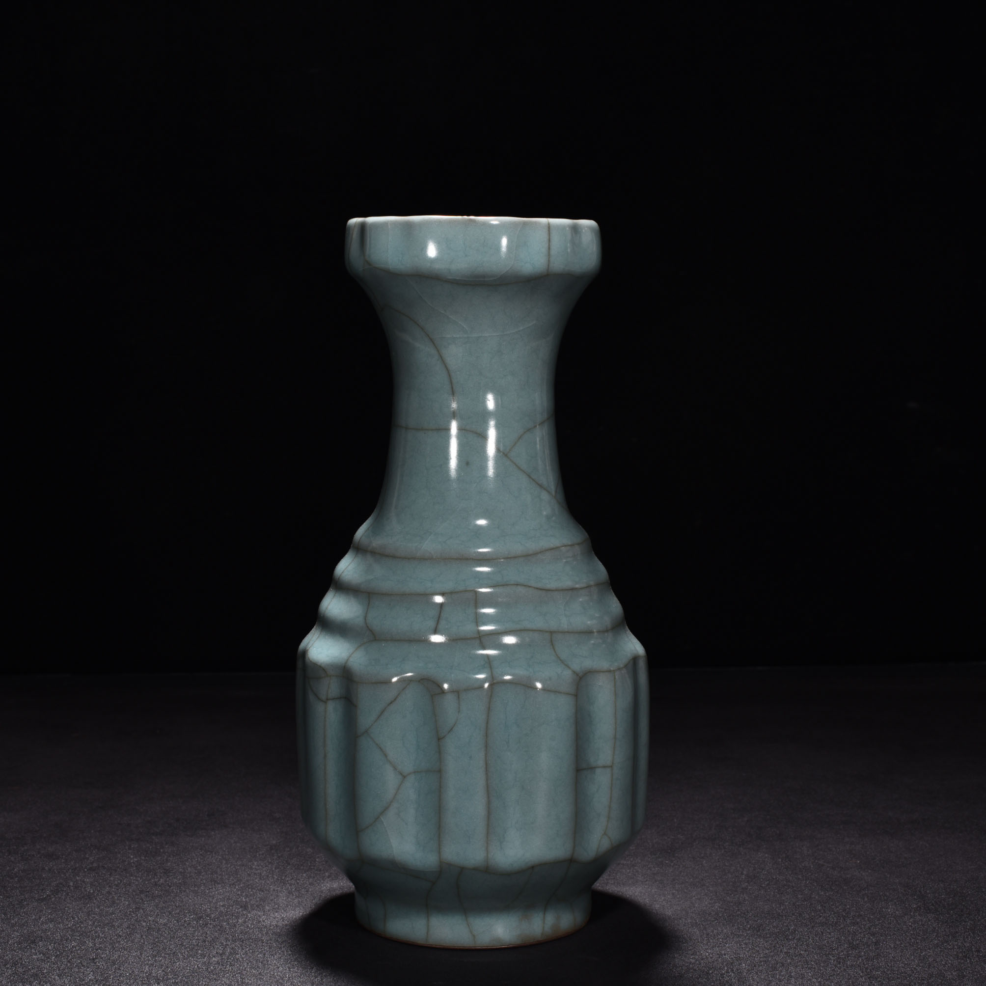 Song Dynasty official kiln celadon plate mouth bottle