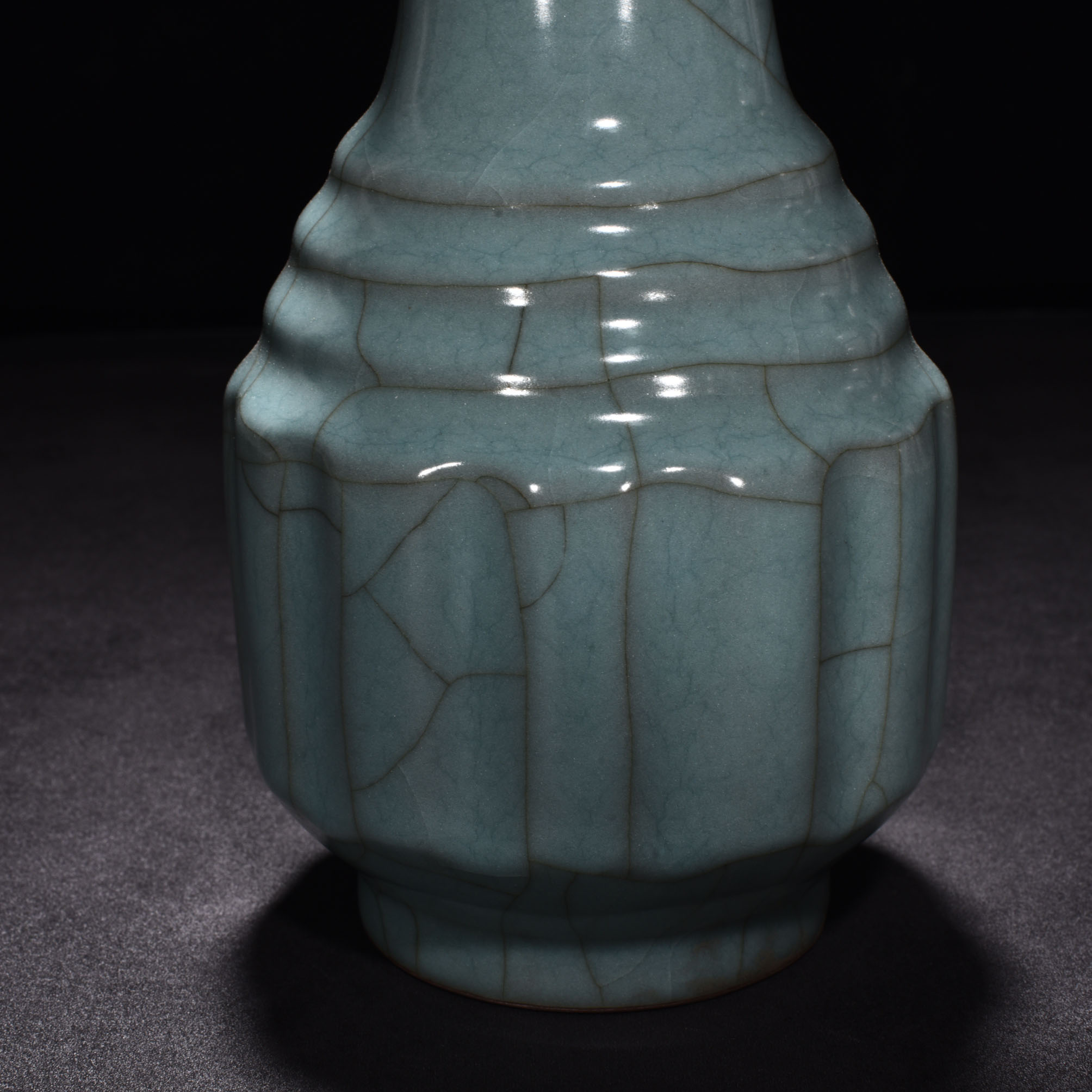 Song Dynasty official kiln celadon plate mouth bottle