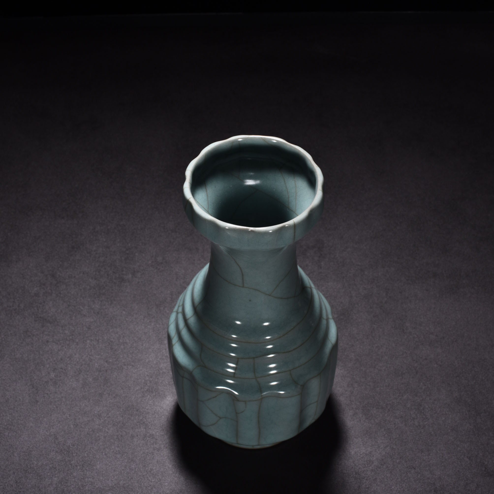 Song Dynasty official kiln celadon plate mouth bottle