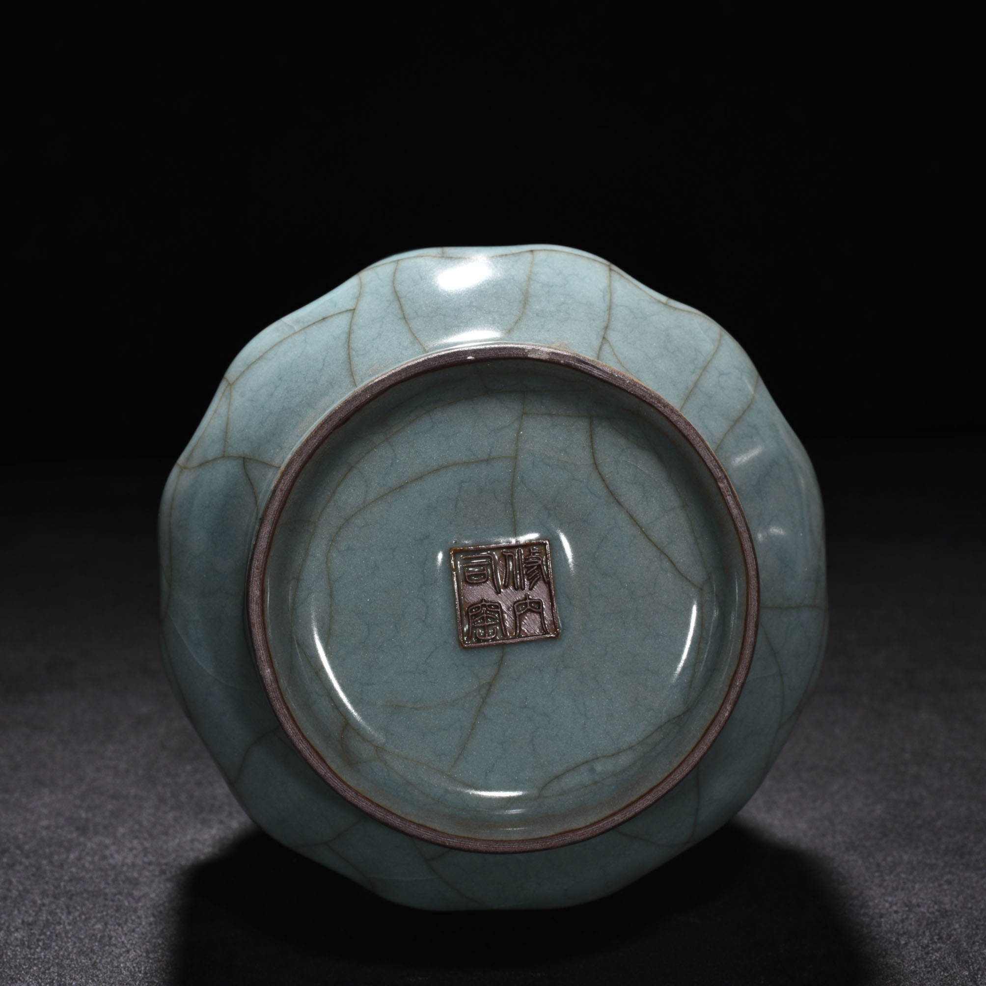 Song Dynasty official kiln celadon plate mouth bottle