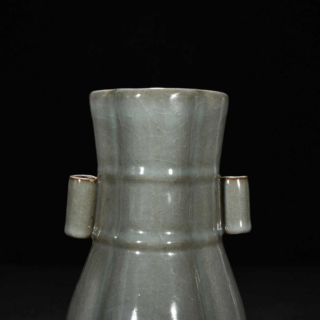 Song Dynasty official kiln celadon crabapple style vase