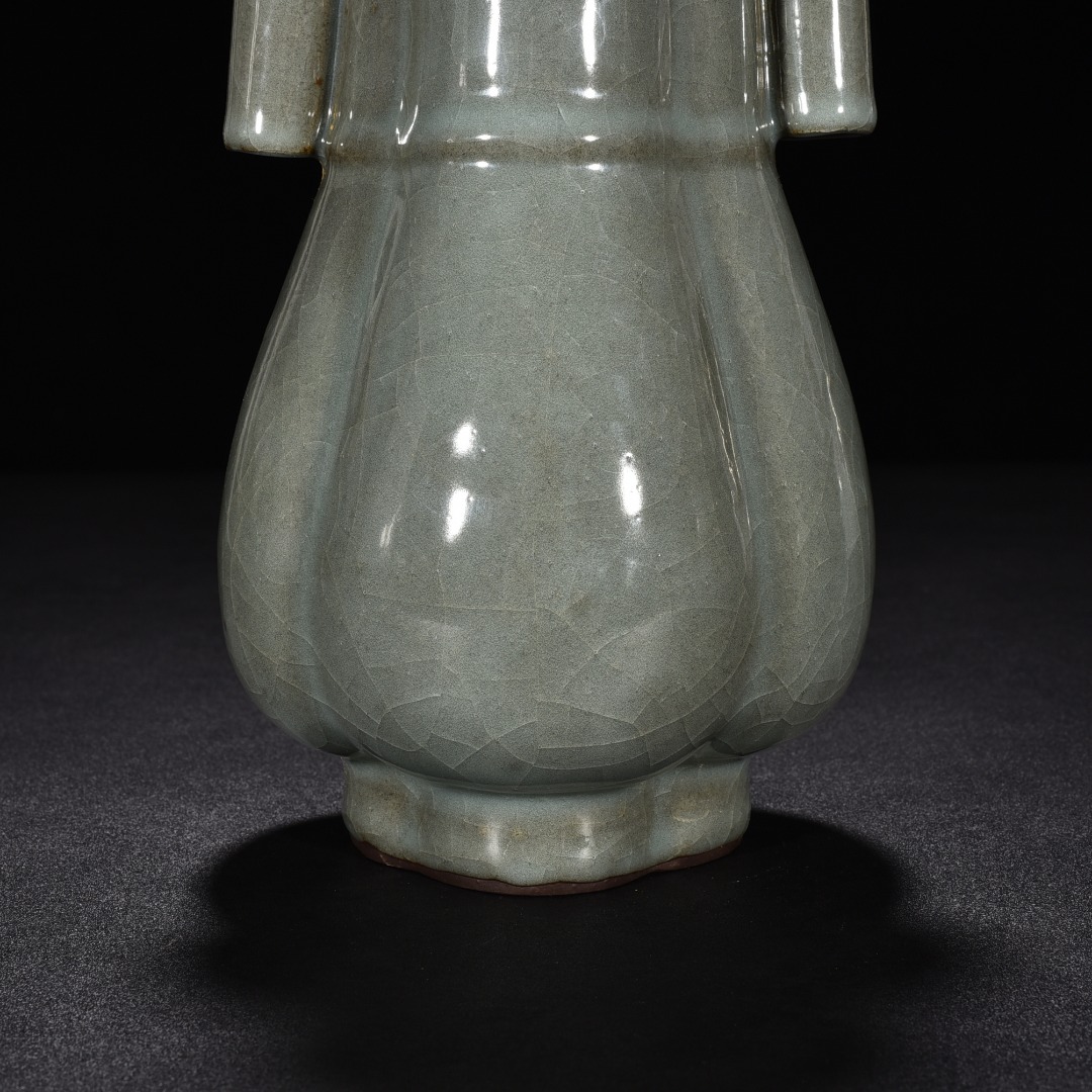 Song Dynasty official kiln celadon crabapple style vase