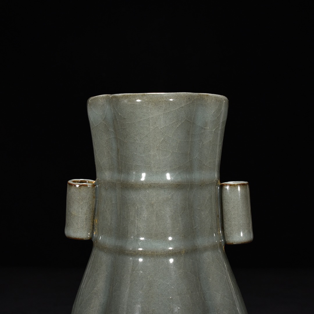 Song Dynasty official kiln celadon crabapple style vase