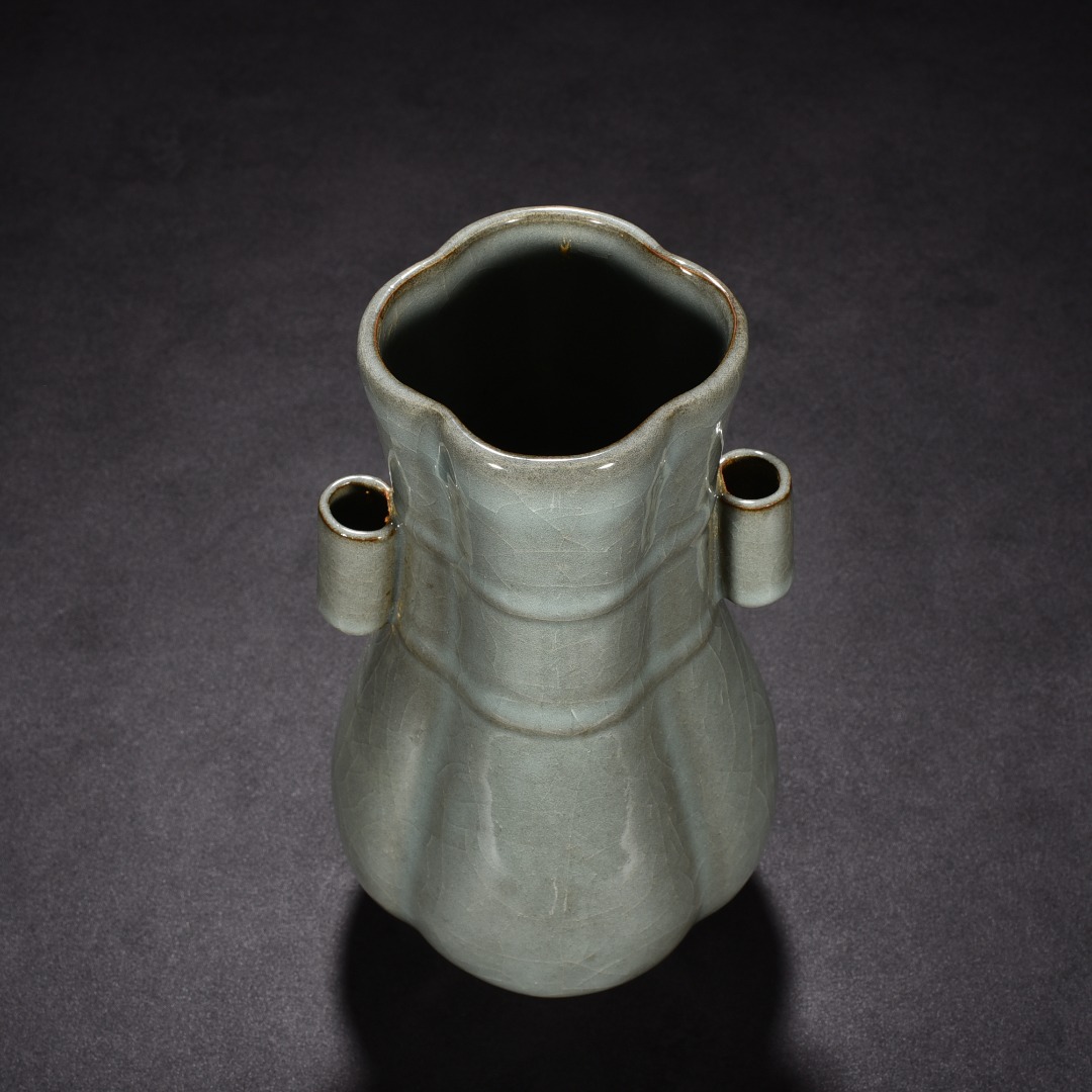 Song Dynasty official kiln celadon crabapple style vase