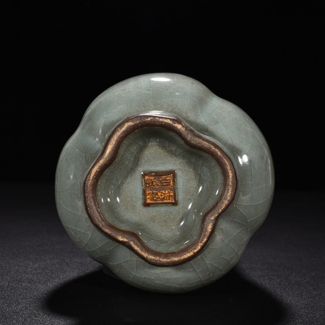 Song Dynasty official kiln celadon crabapple style vase