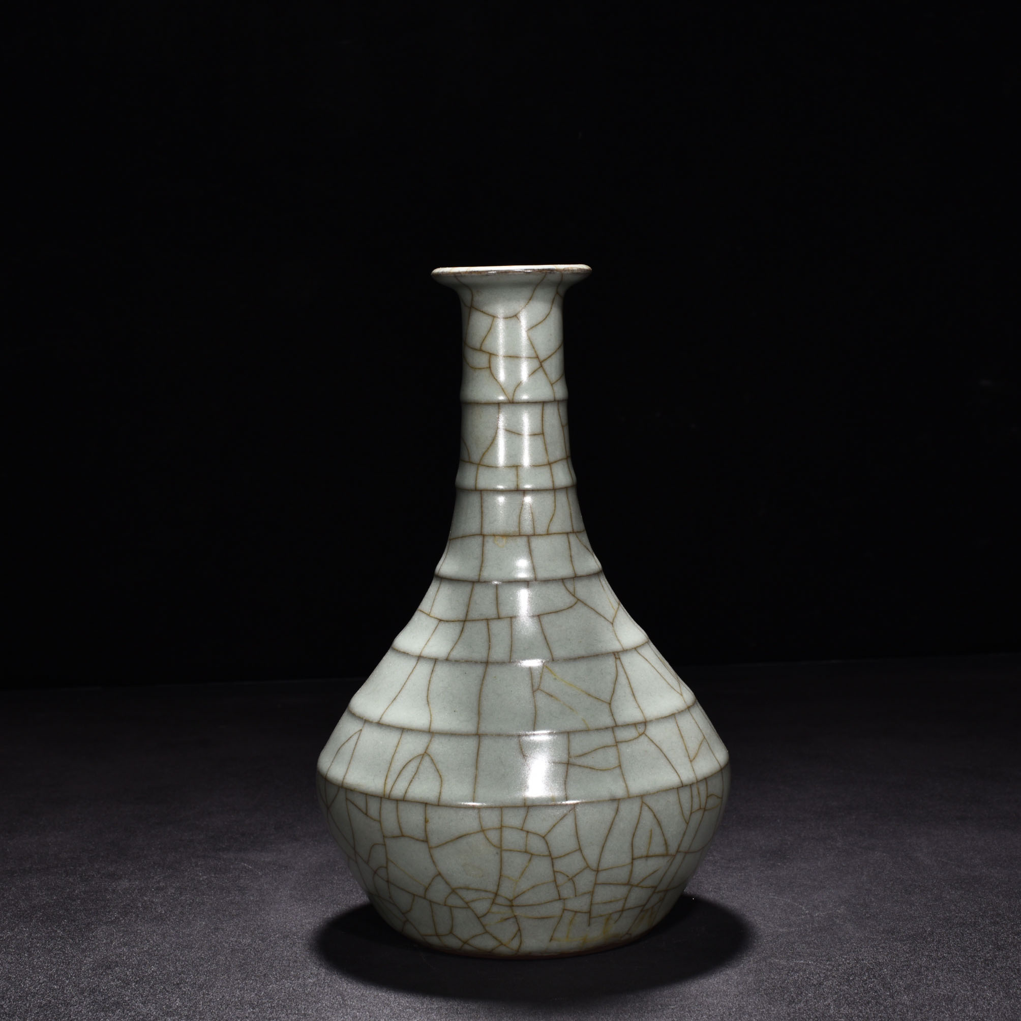 Song Dynasty official kiln celadon vase with dazzling pattern