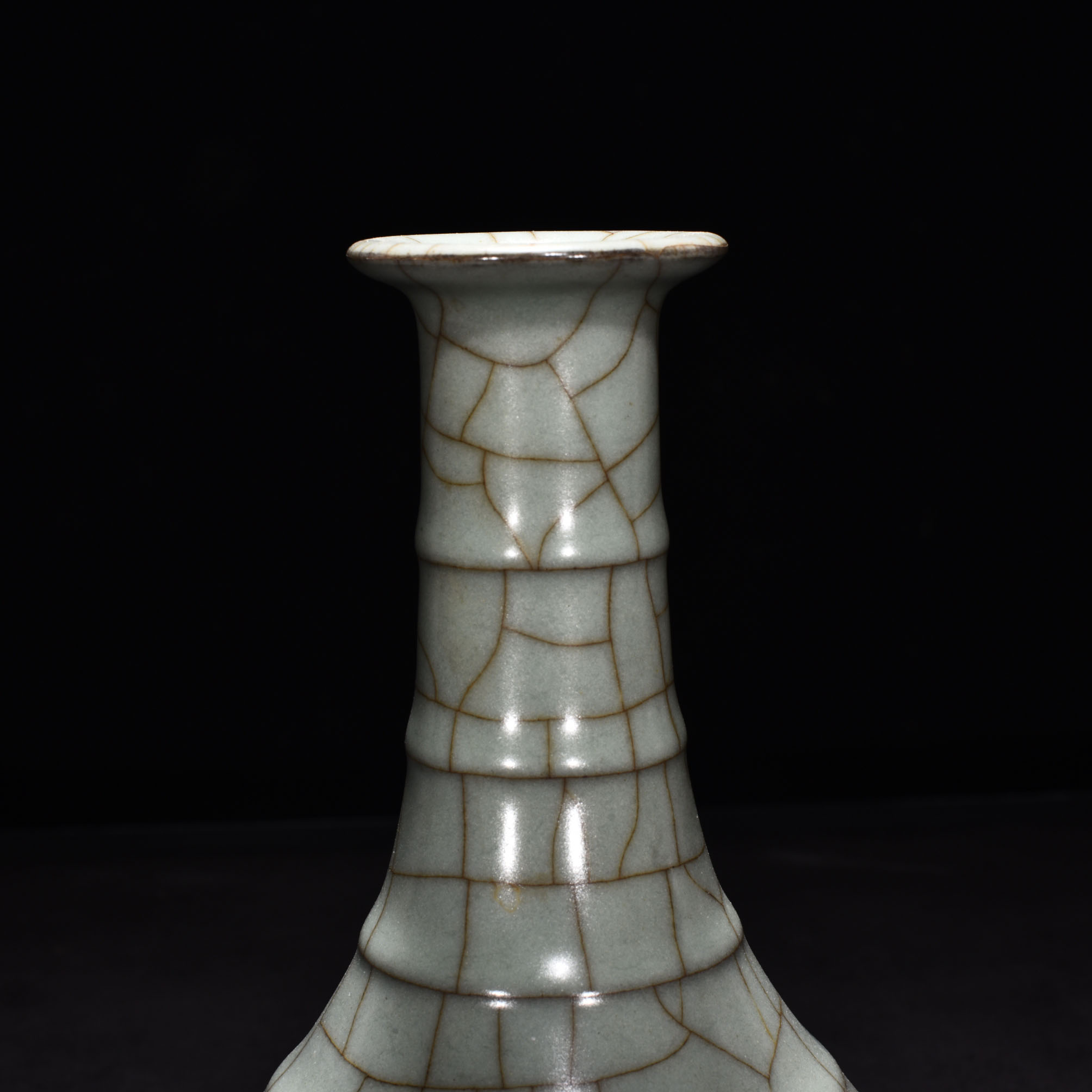 Song Dynasty official kiln celadon vase with dazzling pattern