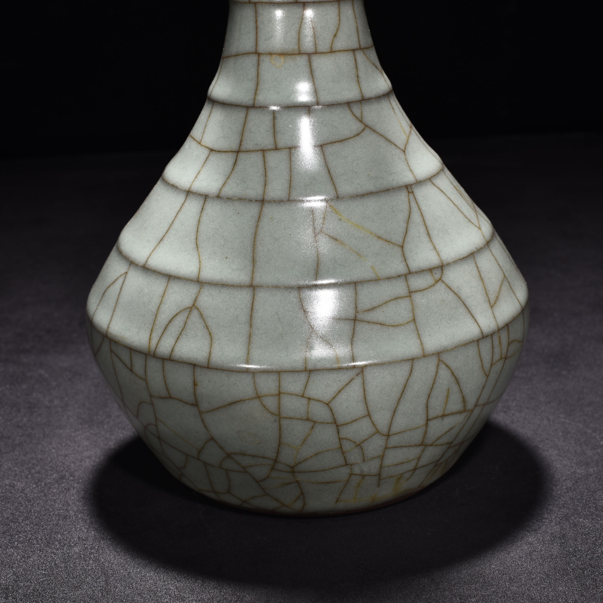 Song Dynasty official kiln celadon vase with dazzling pattern