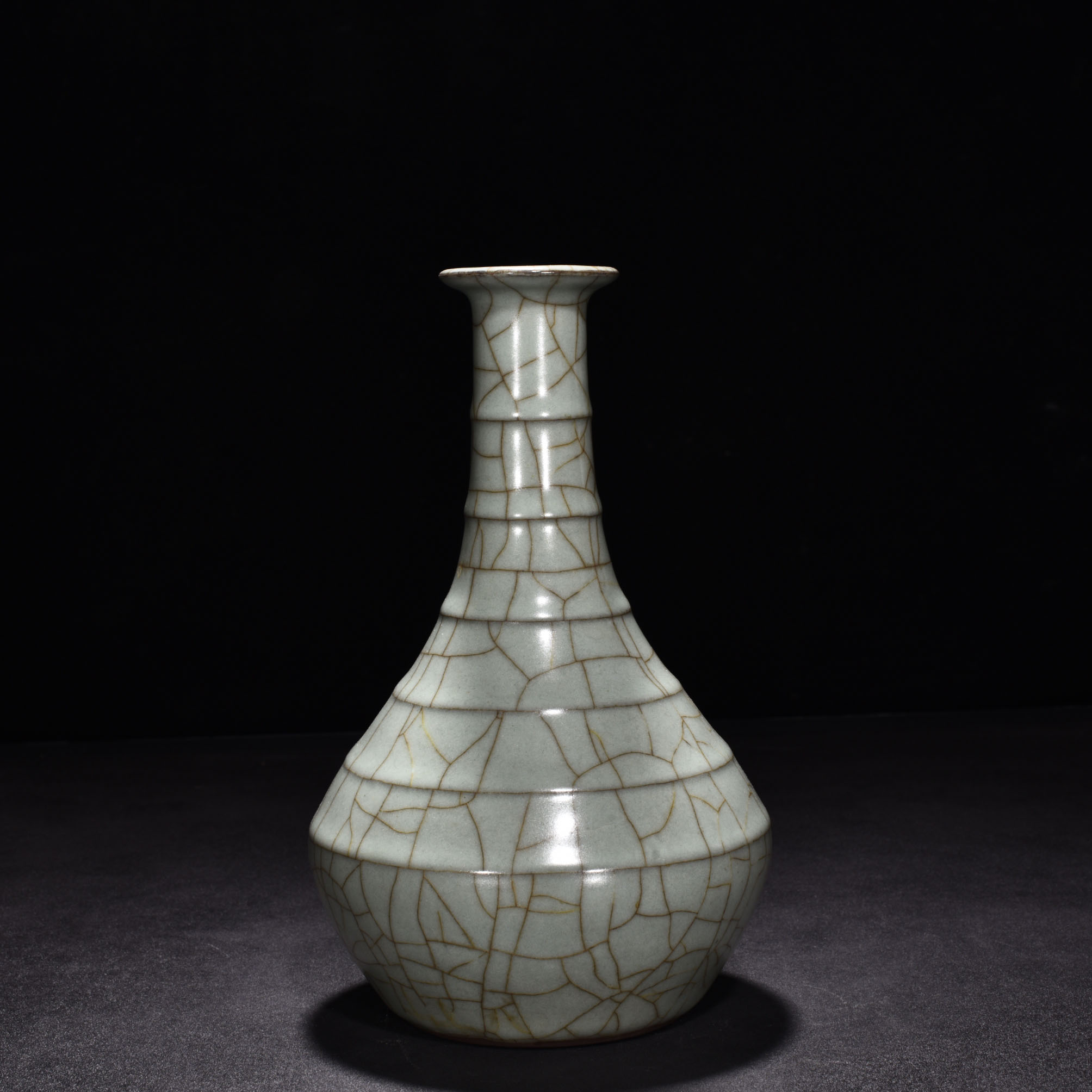 Song Dynasty official kiln celadon vase with dazzling pattern
