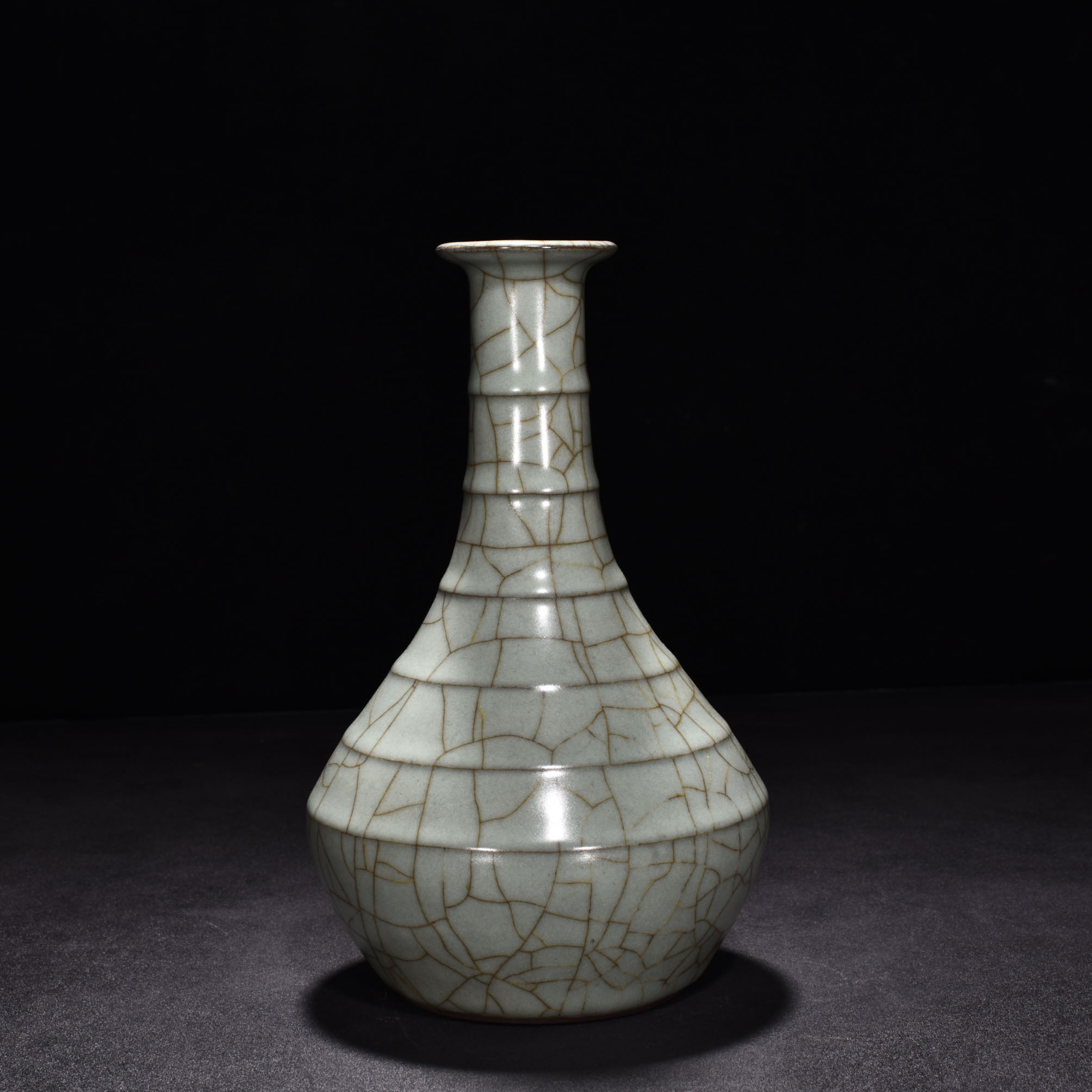 Song Dynasty official kiln celadon vase with dazzling pattern