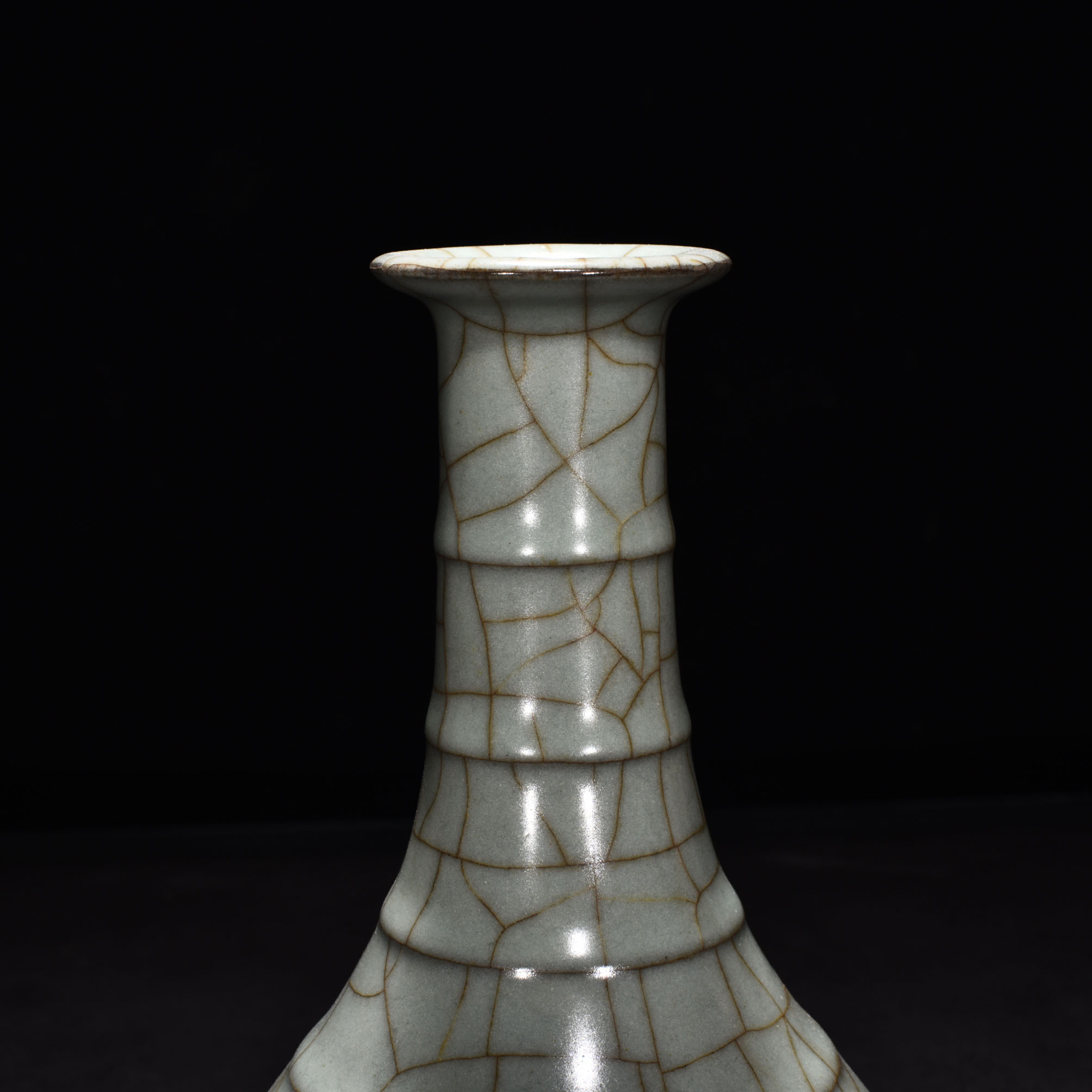 Song Dynasty official kiln celadon vase with dazzling pattern