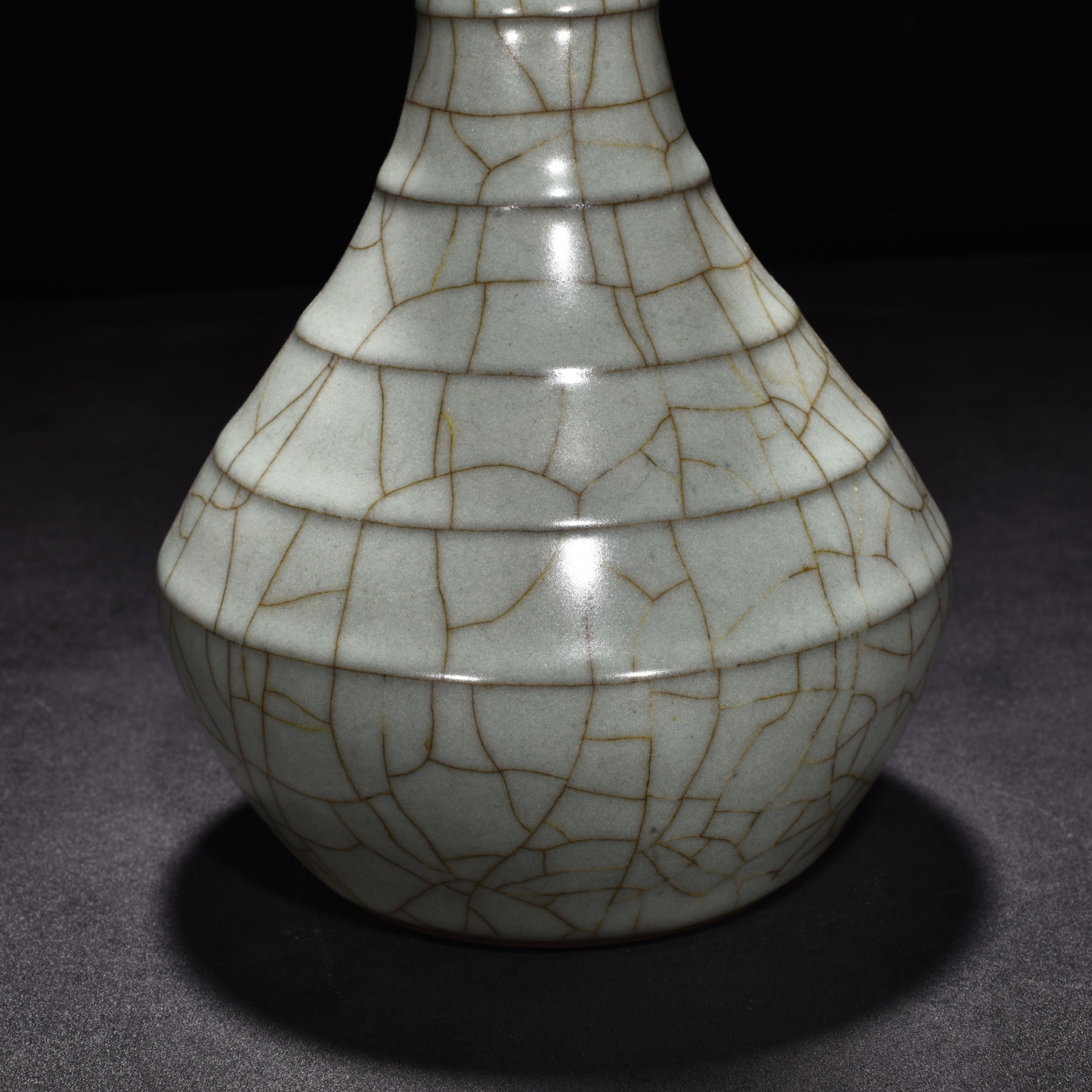 Song Dynasty official kiln celadon vase with dazzling pattern