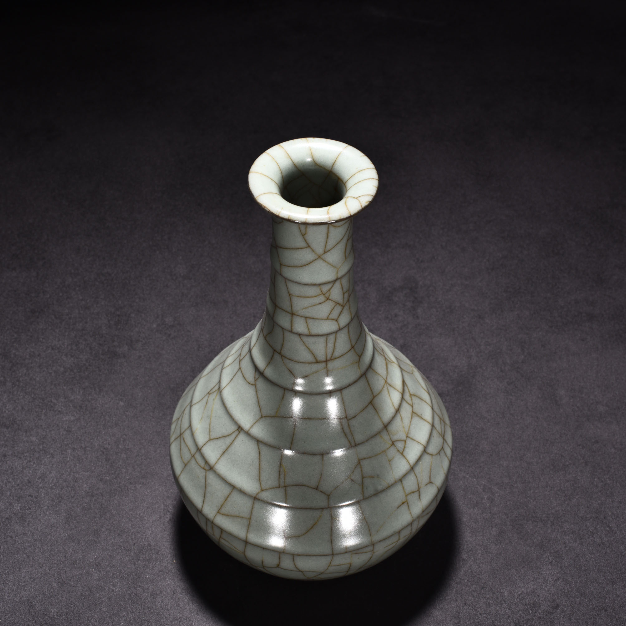 Song Dynasty official kiln celadon vase with dazzling pattern