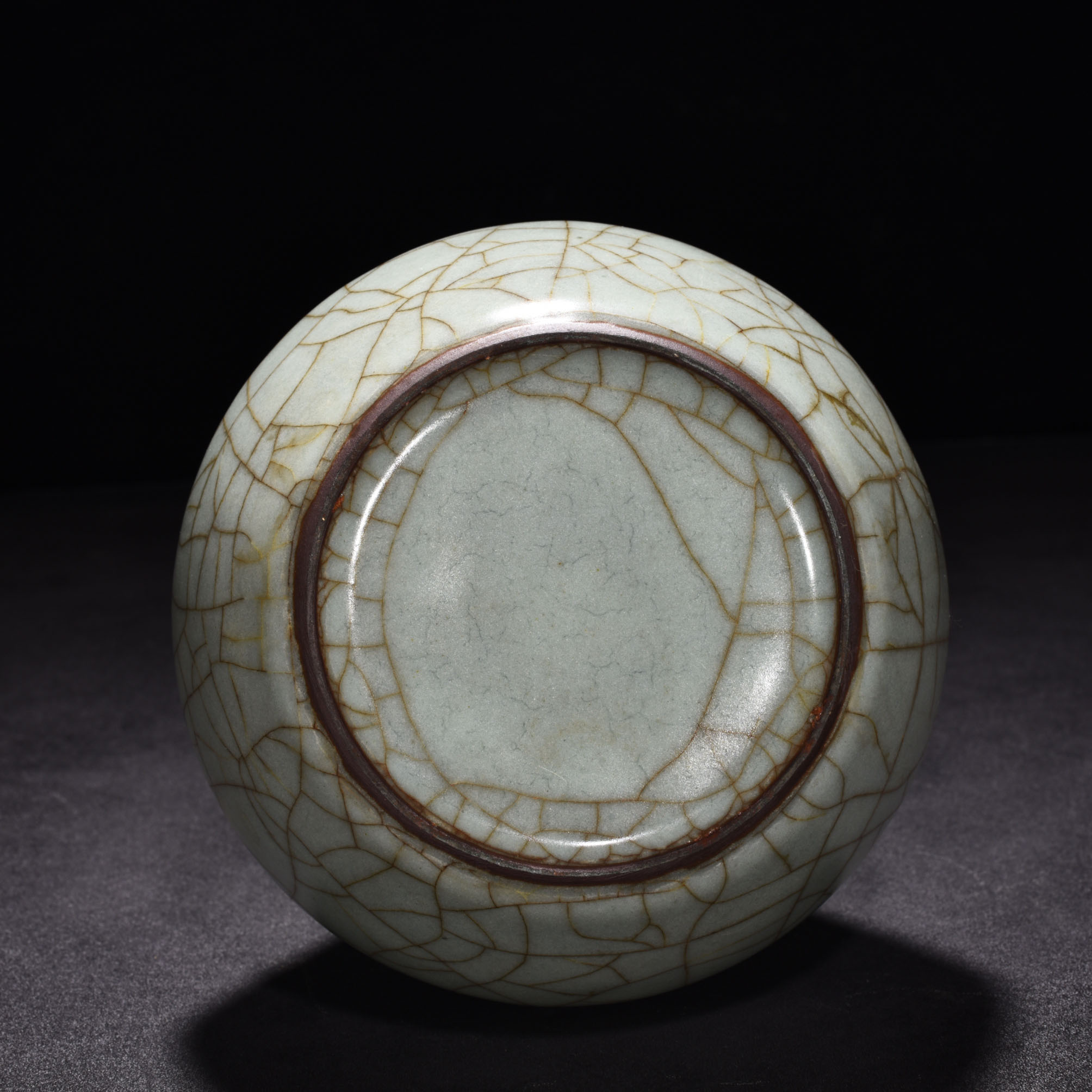 Song Dynasty official kiln celadon vase with dazzling pattern