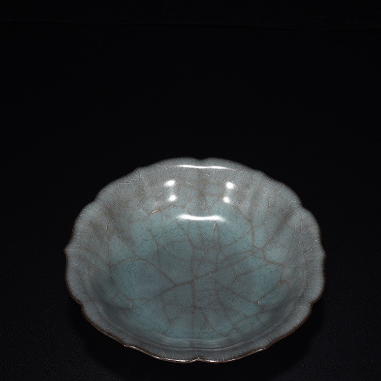 Song Dynasty official kiln celadon sunflower plate