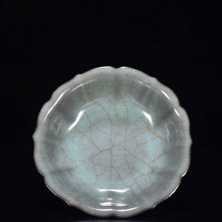 Song Dynasty official kiln celadon sunflower plate
