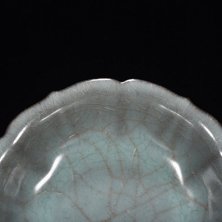 Song Dynasty official kiln celadon sunflower plate