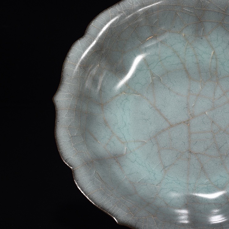 Song Dynasty official kiln celadon sunflower plate