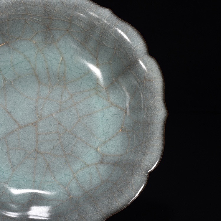 Song Dynasty official kiln celadon sunflower plate
