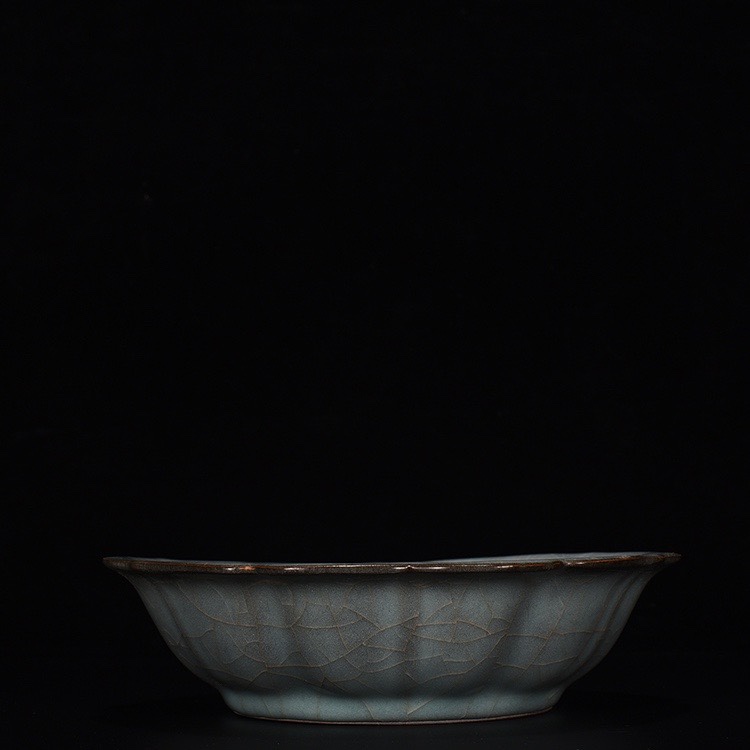Song Dynasty official kiln celadon sunflower plate