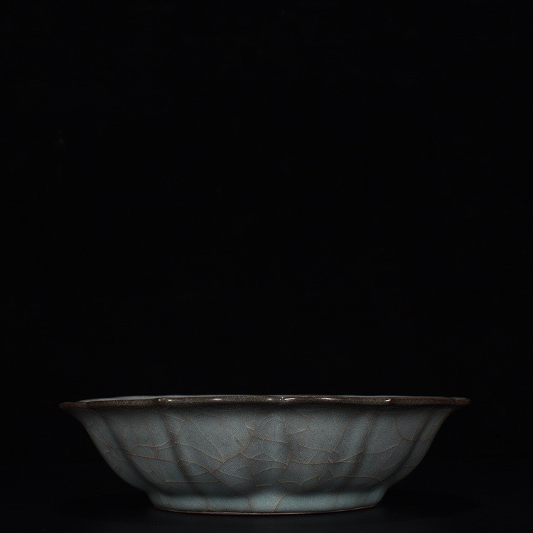 Song Dynasty official kiln celadon sunflower plate