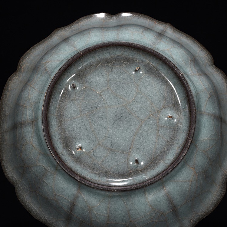 Song Dynasty official kiln celadon sunflower plate