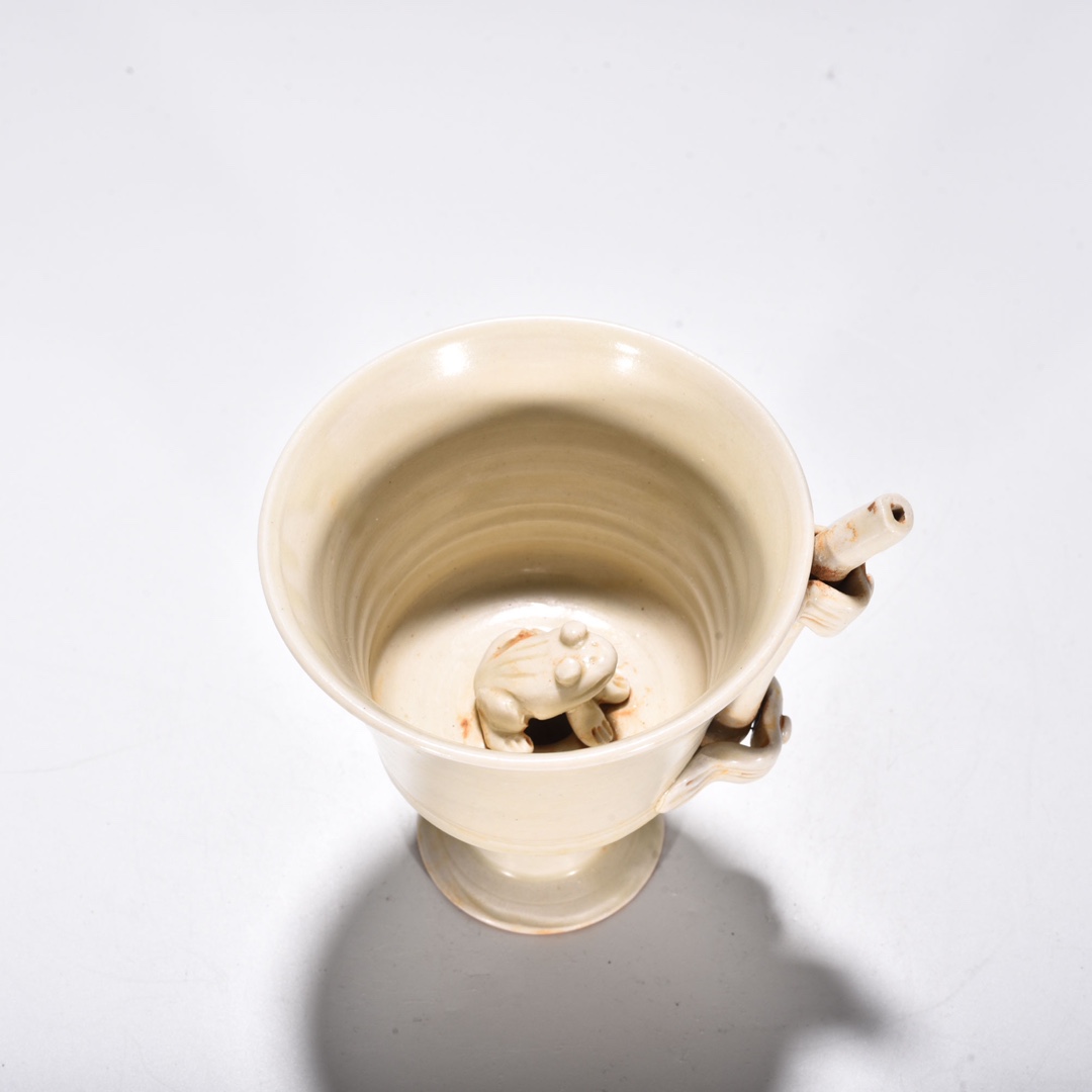 Song Dynasty Ding kiln frog suction cup