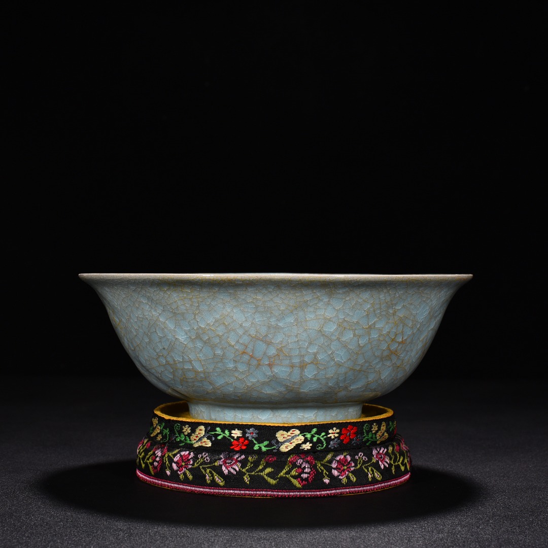 Song Dynasty Ru Kiln sky blue glaze banana leaf pattern bowl