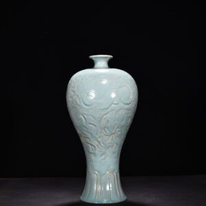 Song Dynasty Ru kiln azure glazed vase with floral patterns
