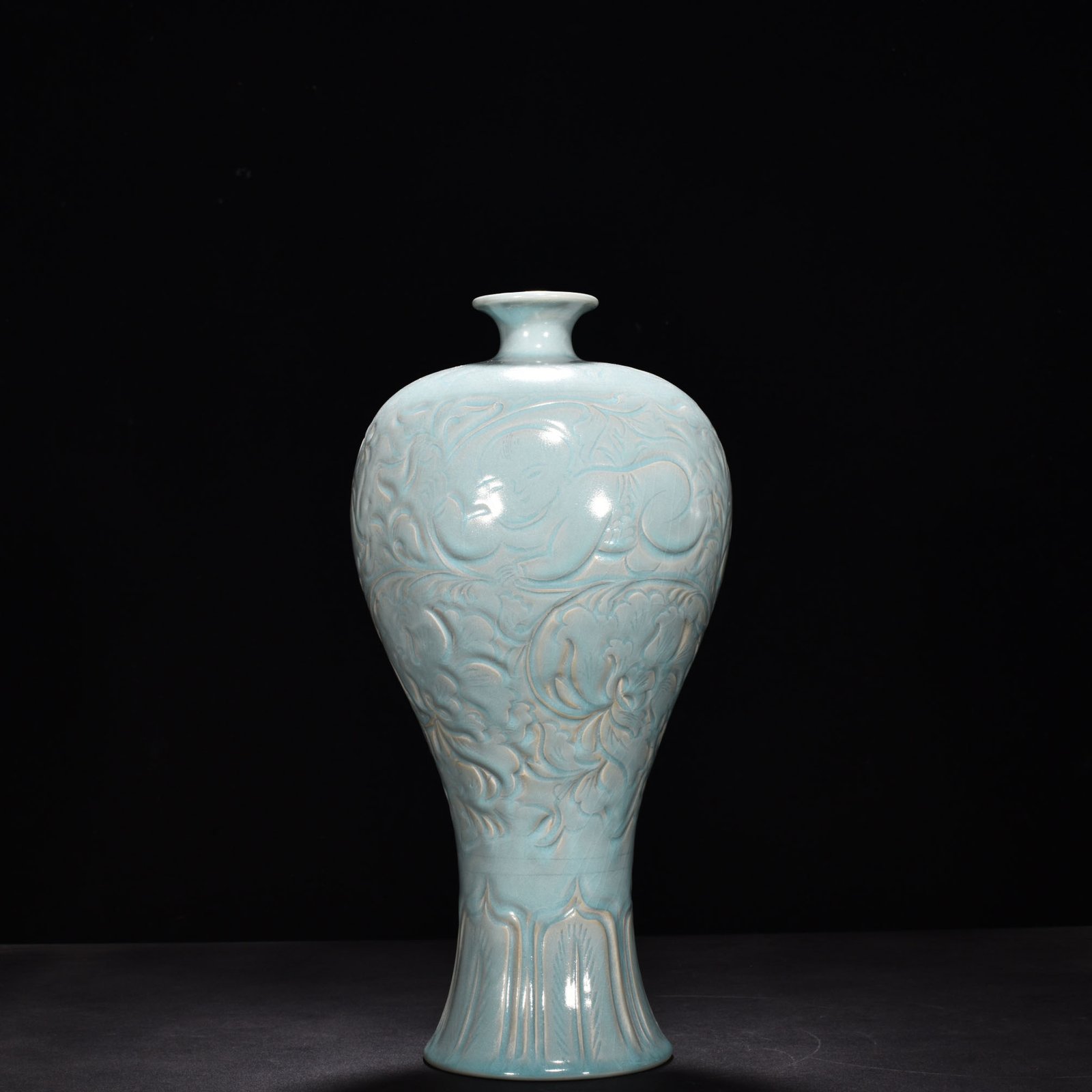 Song Dynasty Ru kiln azure glazed vase with floral patterns